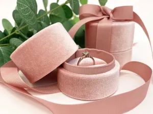 JK Box Rosa Geschenkbox für einen Ring mit Schleife LTR-3/P/A5