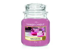 Yankee Candle Aromatische mittlere Kerze Sweet Plum Sake 411 g