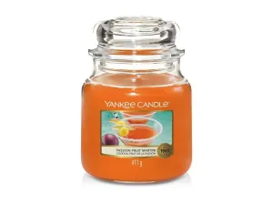 Yankee Candle Aromatische mittelgroße Kerze Passion Fruit Martini 411 g